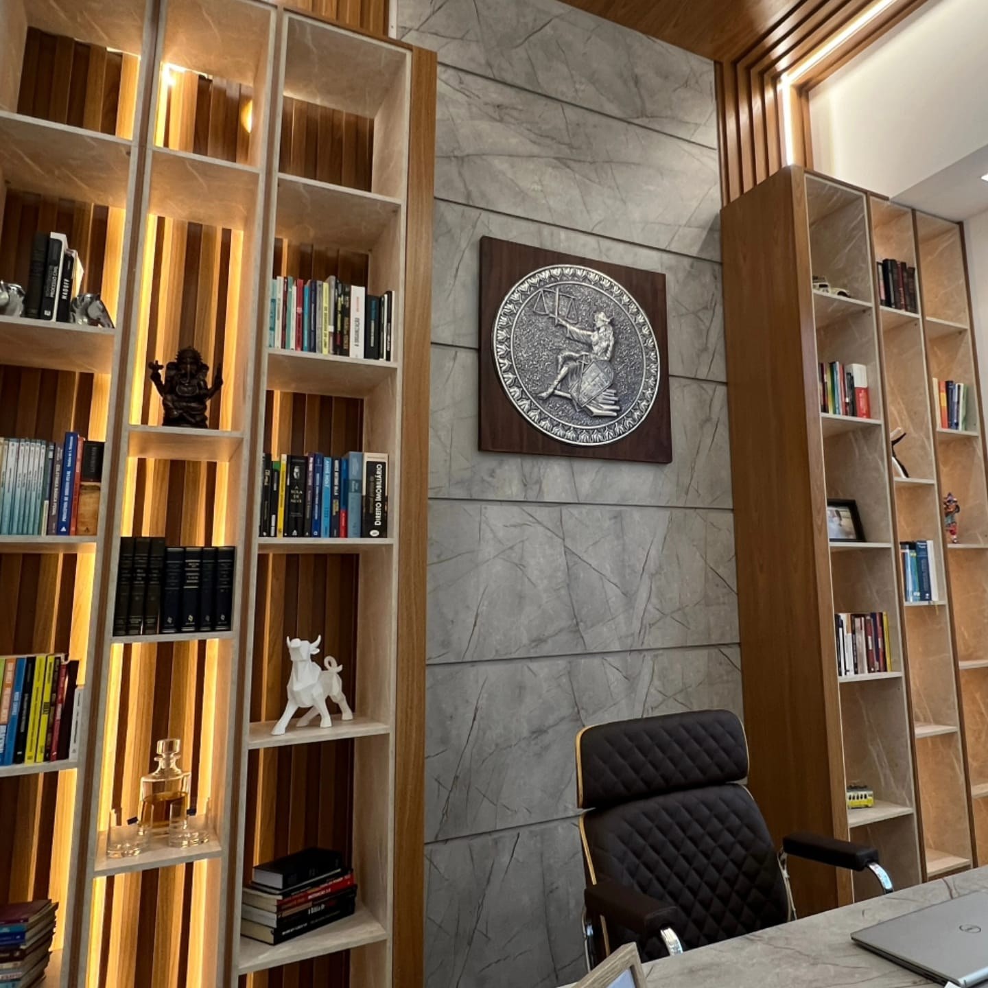 Biblioteca e ambiente interno