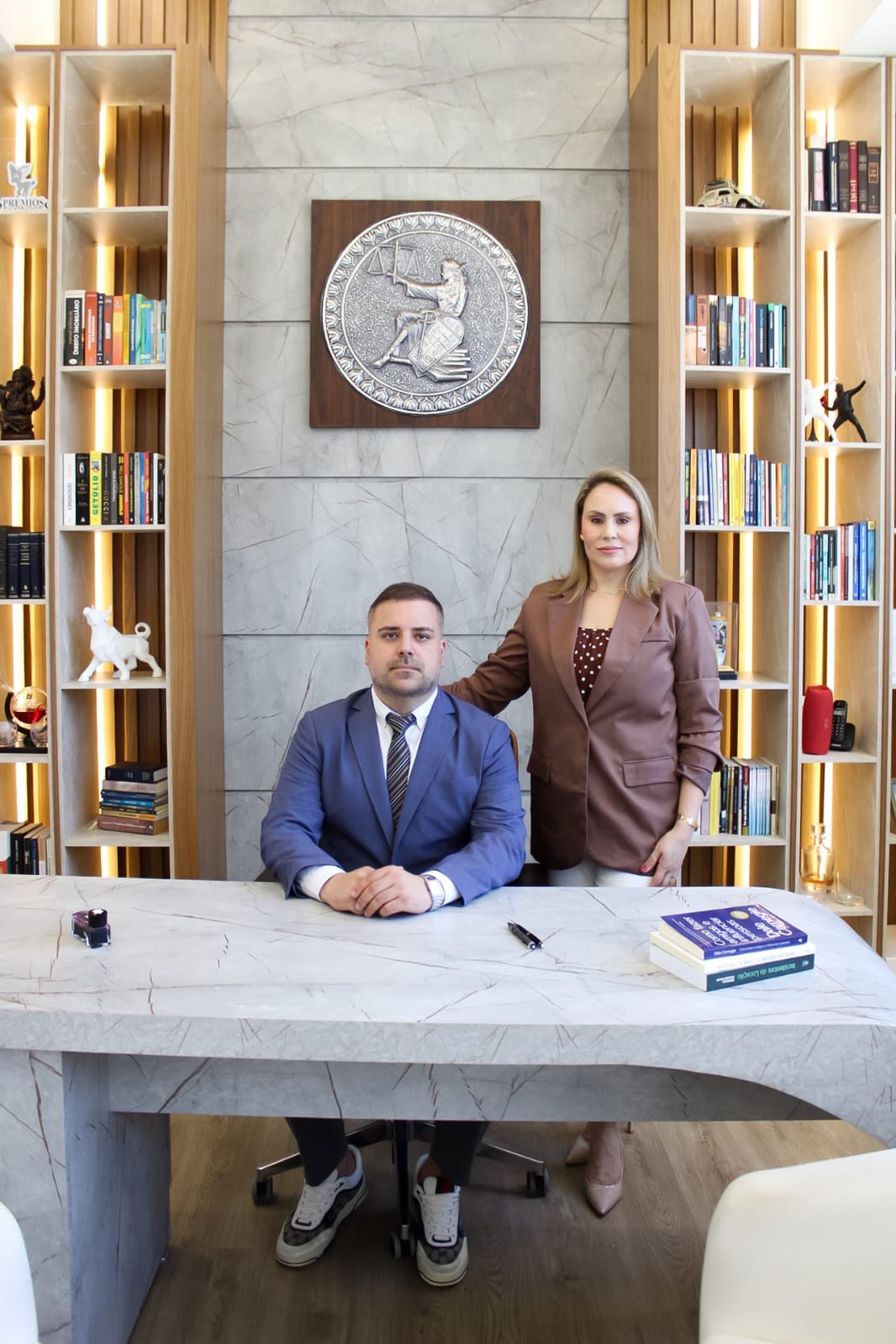 Pablo e Olivia no escritório
